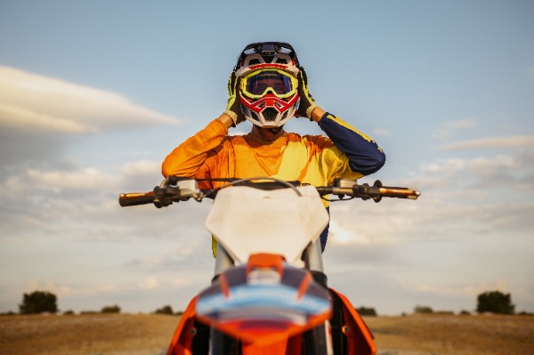 Motocyklista siedzi na motocyklu off road