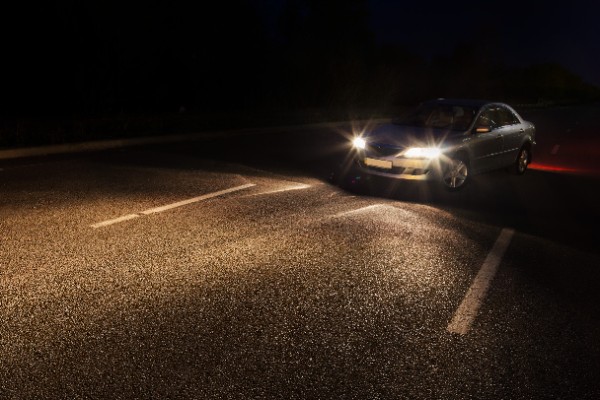 Auto nocą na drodze