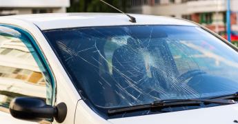 Uszkodzenie szyby przez kamień