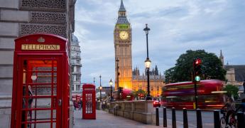 Czerwonka budka telefoniczna. W tle Big Ben.