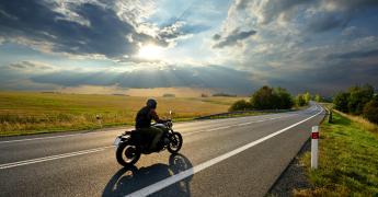 Mężczyzna jadący na motorze