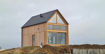 Drewniany dom na wzgórzu