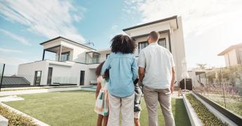 Rodzina na tle domu.