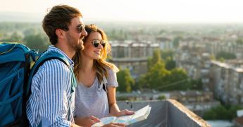 Mężczyzna i kobieta z mapą na tle miasta