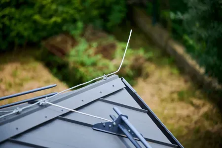 Skrawek dachu, na którym jest piorunochron