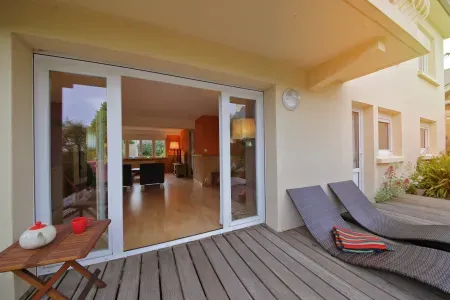 Mieszkanie na parterze z balkonem.