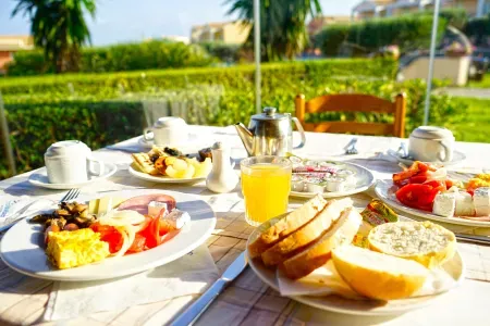 Stół zastawiony do śniadania na zewnątrz